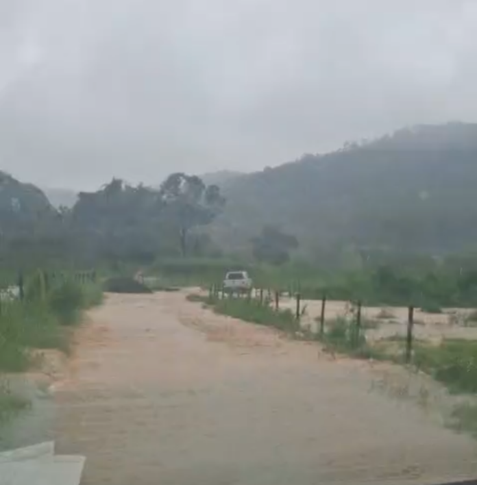 Aulas foram suspensas devido alagamentos na cidade. Estrada interditada na região da Cavalhadas. Foto: Divulgação internet