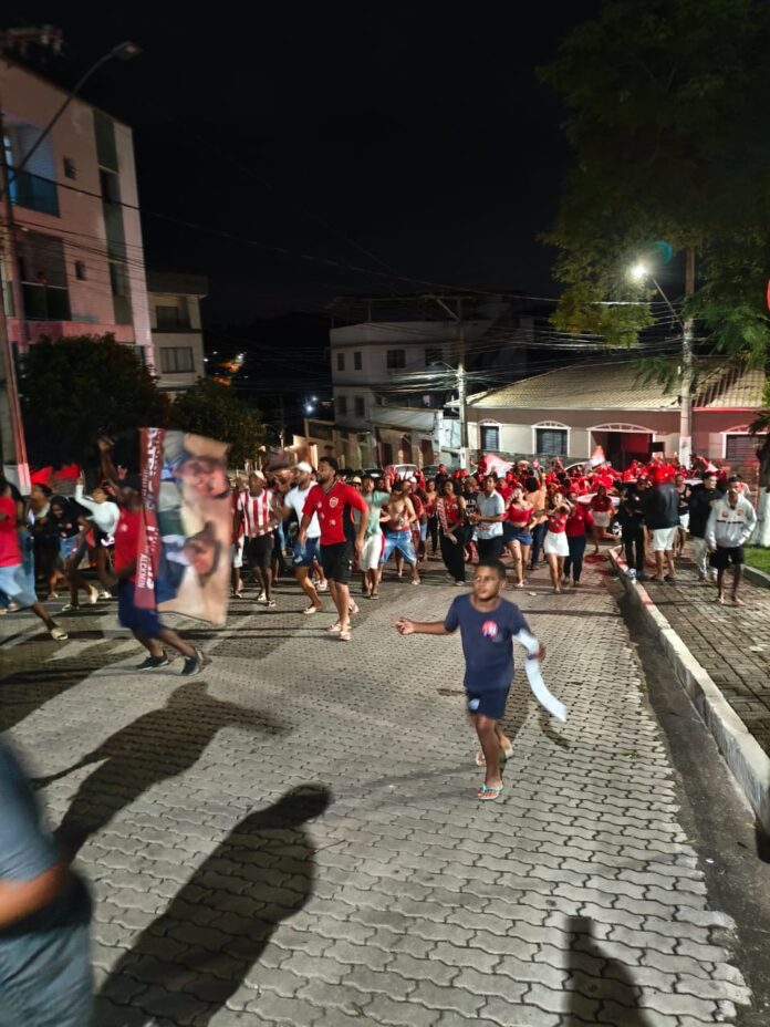 Multidão lotou a praça Cardeal Motta para comemorar a vitória de Lula (PT)